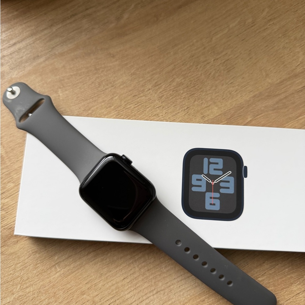 Apple Watch SE Gen 2 with Gray Band